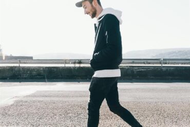 Online fashion shopping usually comes with a trade-off: either you get variety (but it’s messy), or you get curation (but limited choice). Dressinn aims to deliver both by combining a huge catalog of fashion, footwear, and accessories with the logistics backbone of the Tradeinn group—one of the best-known multi-store e-commerce networks covering everything from sports to lifestyle.