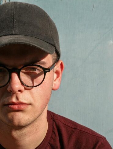Eyewear is one of the few accessories you use every single day—it’s on your face in meetings, on commutes, in photos, and during hours of screen time. That’s why DIFF Eyewear has built such a loyal following: the brand blends on-trend, designer-inspired styling with a clear social-impact mission—making “good-looking” feel even better.