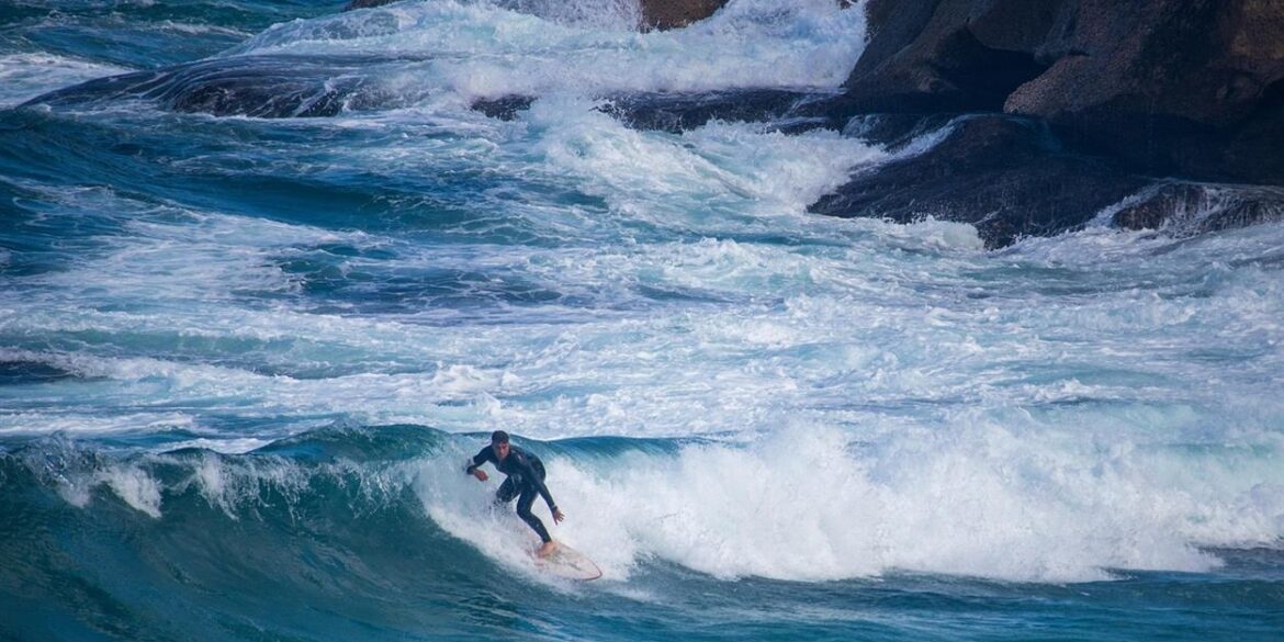 Rip Curl isn’t just a surf label—it’s a global symbol of adventure, performance, and ocean culture. Founded in 1969 by surfing friends Brian Singer and Doug “Claw” Warbrick, Rip Curl grew from the Australian surf scene into one of the world’s most recognized surf and snow brands, driven by a single idea: “The Search.”