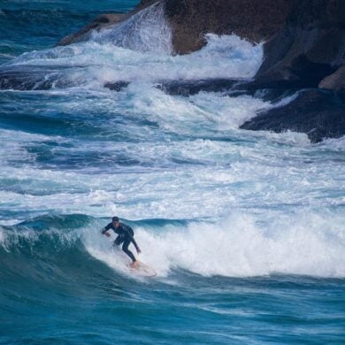 Rip Curl isn’t just a surf label—it’s a global symbol of adventure, performance, and ocean culture. Founded in 1969 by surfing friends Brian Singer and Doug “Claw” Warbrick, Rip Curl grew from the Australian surf scene into one of the world’s most recognized surf and snow brands, driven by a single idea: “The Search.”